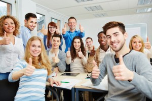 Studenten halten Daumen hoch in der Uni